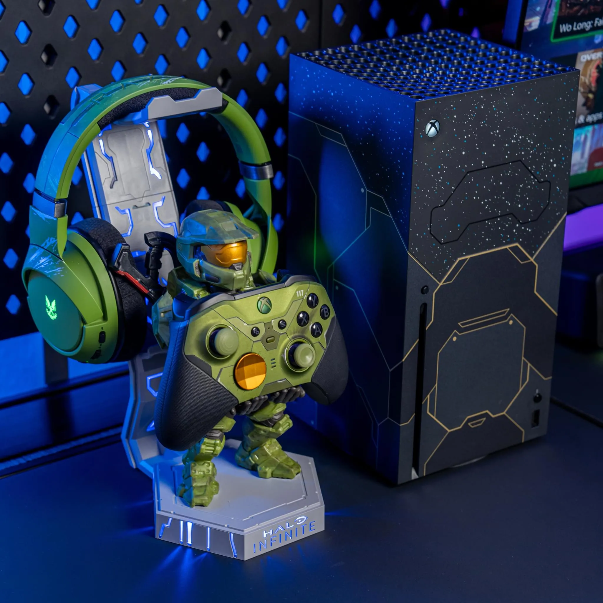 Halo Infinite: Master Chief Cable Guys Deluxe Light Up Controller, Headphone and Phone Stand