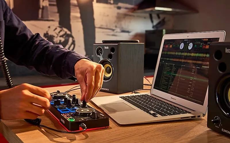 Hercules DJ Control Starlight Compact controller with built-in sound card for Serato